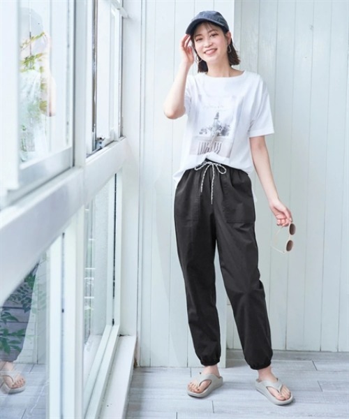 nissen（ニッセン）の「【水陸両用】うすカルストレッチイージーアンクルジョガーパンツ（ゆったりヒップ）＜大きいサイズ有＞（その他パンツ・レディース・ブラック/グリーン/ベージュ/パープル・L/LL/S/M/3L）」の11枚目の写真