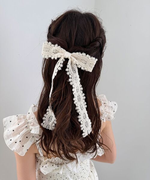 MAJESTIC LEGON(マジェスティックレゴン)の「レースリボンバレッタ(バレッタ/ヘアクリップ・レディース・アイボリー・FREE)」の1枚目の写真