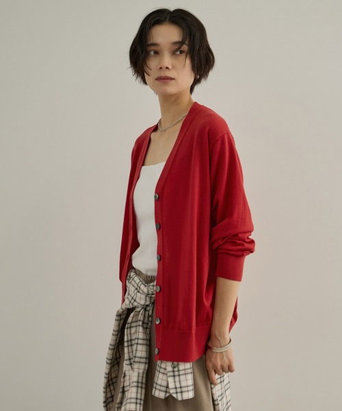 SALON adam et rope'(サロン アダム エ ロペ)の「ハイゲージVネックカーディガン(カーディガン/ボレロ・レディース・ブラック/ブラウン/レッド・FREE)」の4枚目の写真