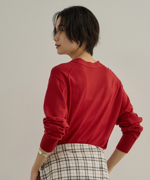 SALON adam et rope'(サロン アダム エ ロペ)の「ハイゲージVネックカーディガン(カーディガン/ボレロ・レディース・ブラック/ブラウン/レッド・FREE)」の5枚目の写真