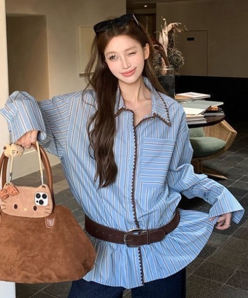 AVYL(アヴィル)の「ストライプフリルチュニックシャツ(シャツ/ブラウス・レディース・ブルー・M)」の3枚目の写真