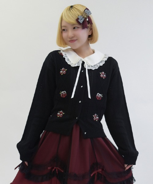 axes femme POETIQUE(アクシーズファムポエティック)の「バラ刺繍ダイヤ柄ニットカーディガン(カーディガン/ボレロ・レディース・ピンク/サックスブルー/ブラック・MEDIUM)」の2枚目の写真
