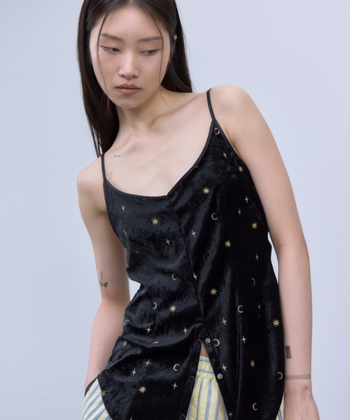 THINGS THAT MATTER(シングス ザット マター)の「STICKER PRINT VELOUR CAMISOLE / ステッカー プリント ベロア キャミソール(キャミソール・レディース・ブラック×レッド/ブラック×イエロー・FREE)」の2枚目の写真