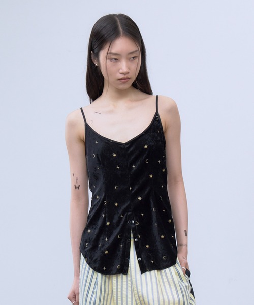 THINGS THAT MATTER(シングス ザット マター)の「STICKER PRINT VELOUR CAMISOLE / ステッカー プリント ベロア キャミソール(キャミソール・レディース・ブラック×レッド/ブラック×イエロー・FREE)」の4枚目の写真