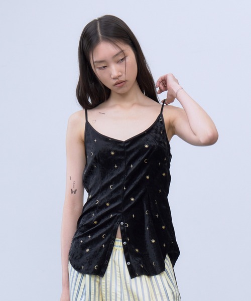 THINGS THAT MATTER(シングス ザット マター)の「STICKER PRINT VELOUR CAMISOLE / ステッカー プリント ベロア キャミソール(キャミソール・レディース・ブラック×レッド/ブラック×イエロー・FREE)」の5枚目の写真