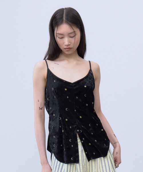 THINGS THAT MATTER(シングス ザット マター)の「STICKER PRINT VELOUR CAMISOLE / ステッカー プリント ベロア キャミソール(キャミソール・レディース・ブラック×レッド/ブラック×イエロー・FREE)」の6枚目の写真