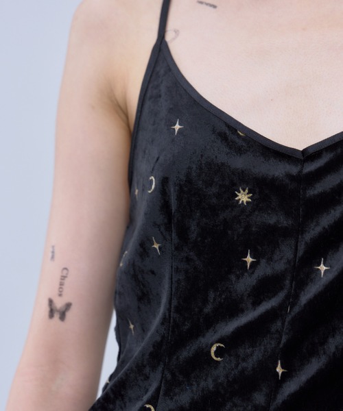 THINGS THAT MATTER(シングス ザット マター)の「STICKER PRINT VELOUR CAMISOLE / ステッカー プリント ベロア キャミソール(キャミソール・レディース・ブラック×レッド/ブラック×イエロー・FREE)」の10枚目の写真
