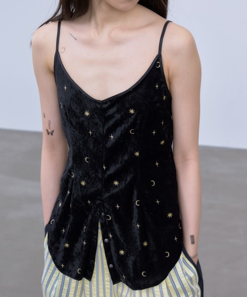 THINGS THAT MATTER(シングス ザット マター)の「STICKER PRINT VELOUR CAMISOLE / ステッカー プリント ベロア キャミソール(キャミソール・レディース・ブラック×レッド/ブラック×イエロー・FREE)」の3枚目の写真