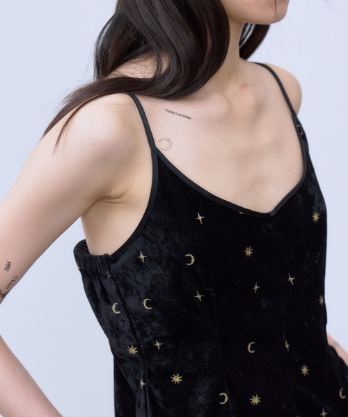 THINGS THAT MATTER(シングス ザット マター)の「STICKER PRINT VELOUR CAMISOLE / ステッカー プリント ベロア キャミソール(キャミソール・レディース・ブラック×レッド/ブラック×イエロー・FREE)」の11枚目の写真