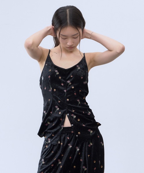 THINGS THAT MATTER(シングス ザット マター)の「STICKER PRINT VELOUR CAMISOLE / ステッカー プリント ベロア キャミソール(キャミソール・レディース・ブラック×レッド/ブラック×イエロー・FREE)」の13枚目の写真
