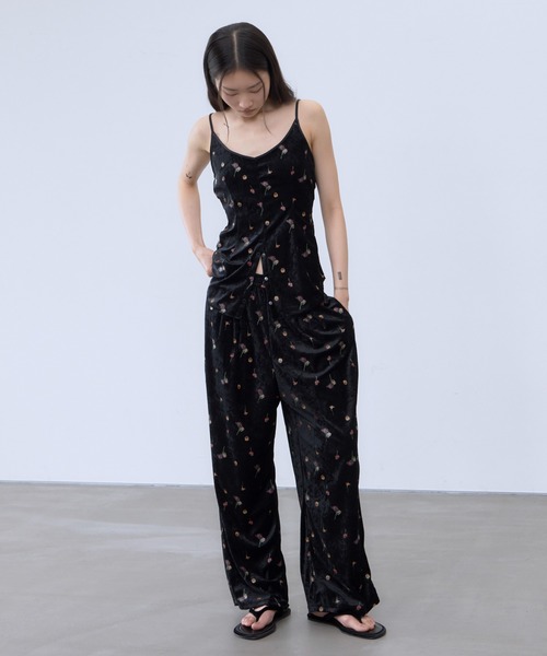 THINGS THAT MATTER(シングス ザット マター)の「STICKER PRINT VELOUR CAMISOLE / ステッカー プリント ベロア キャミソール(キャミソール・レディース・ブラック×レッド/ブラック×イエロー・FREE)」の16枚目の写真