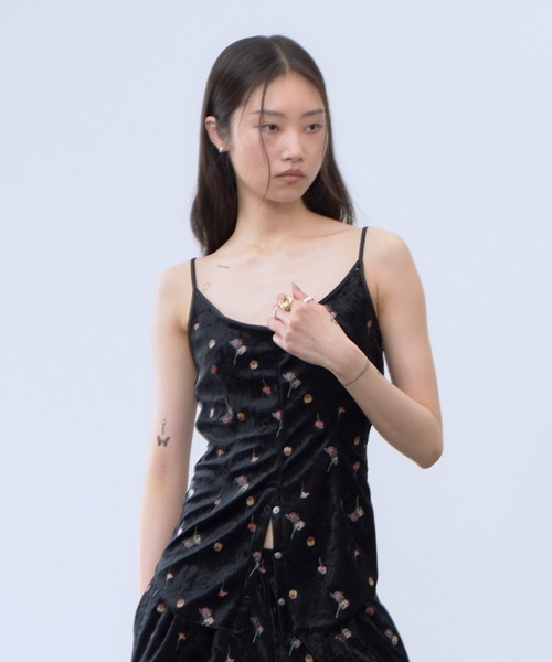 THINGS THAT MATTER(シングス ザット マター)の「STICKER PRINT VELOUR CAMISOLE / ステッカー プリント ベロア キャミソール(キャミソール・レディース・ブラック×レッド/ブラック×イエロー・FREE)」の12枚目の写真