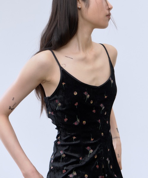 THINGS THAT MATTER(シングス ザット マター)の「STICKER PRINT VELOUR CAMISOLE / ステッカー プリント ベロア キャミソール(キャミソール・レディース・ブラック×レッド/ブラック×イエロー・FREE)」の14枚目の写真