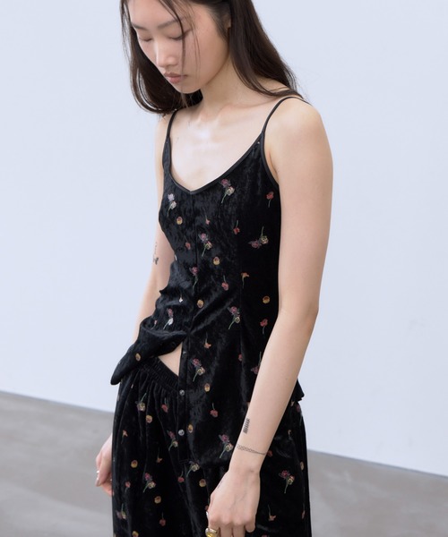 THINGS THAT MATTER(シングス ザット マター)の「STICKER PRINT VELOUR CAMISOLE / ステッカー プリント ベロア キャミソール(キャミソール・レディース・ブラック×レッド/ブラック×イエロー・FREE)」の15枚目の写真