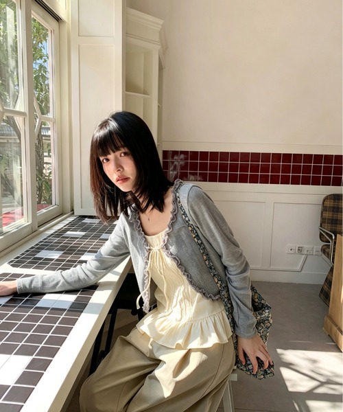 GEMEDA（ジェメダ）の「可愛いセットアップ/ギャザーデザインカーディガン×キャミソール（セットアップ・レディース・グレー/ブラック・M）」の6枚目の写真