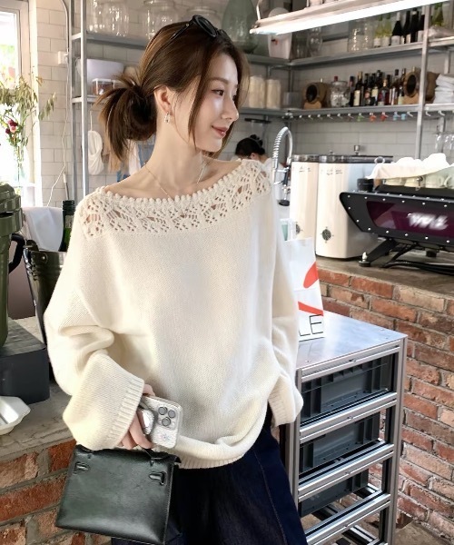 Alvia(アルビア)の「オフショルダーニット(ニット/セーター・レディース・ホワイト/ブラック・M)」の1枚目の写真