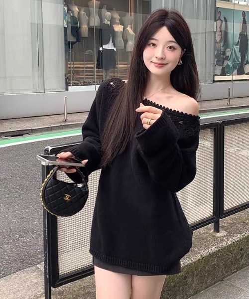 Alvia(アルビア)の「オフショルダーニット(ニット/セーター・レディース・ホワイト/ブラック・M)」の5枚目の写真