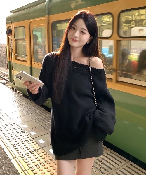 Alvia(アルビア)の「オフショルダーニット(ニット/セーター・レディース・ホワイト/ブラック・M)」の3枚目の写真