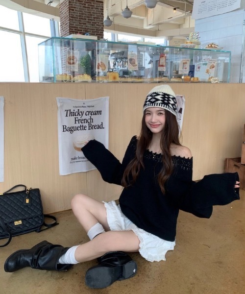 Alvia(アルビア)の「オフショルダーニット(ニット/セーター・レディース・ホワイト/ブラック・M)」の19枚目の写真