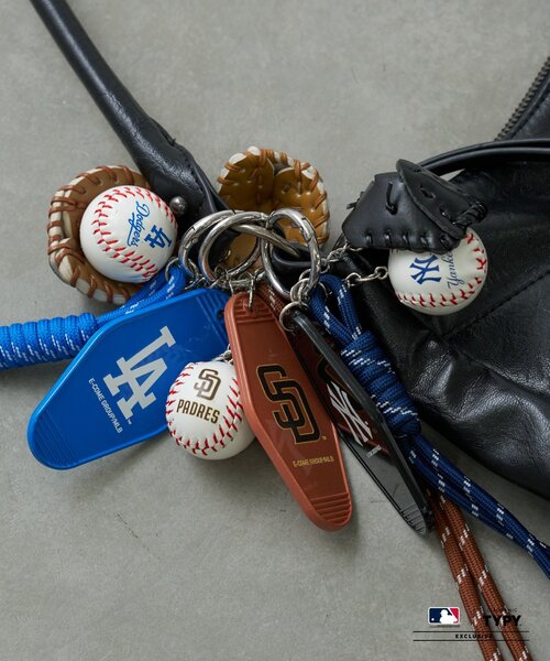 MLB（メジャーリーグベースボール）の「MLB別注ボールチャーム（キーホルダー・レディース・ブルー/ブラック/ブラウン・ONE SIZE）」の4枚目の写真