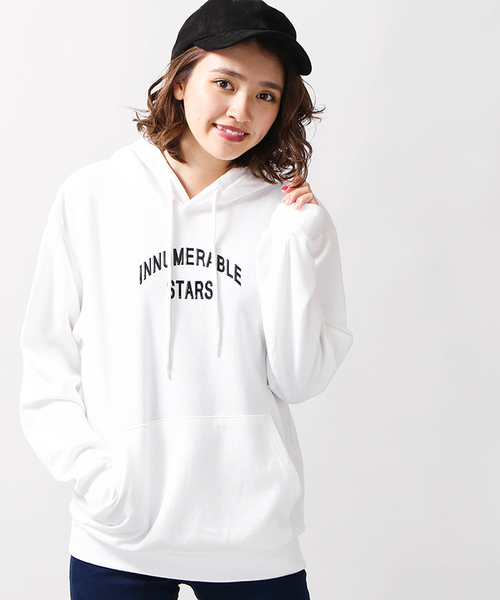 WEGO（ウィゴー）の「WEGO/メタリックロゴプリントパーカー（パーカー・レディース・ブラック/ホワイト・MEDIUM/SMALL）」の2枚目の写真