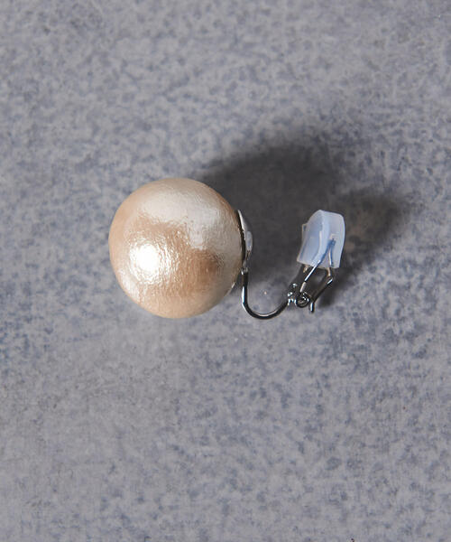 petite robe noire(プティローブノアー)の「<petite robe noire(プティローブノアー)>コットンパール 18mm イヤリング(イヤリング・レディース・ホワイト・フリー)」の3枚目の写真