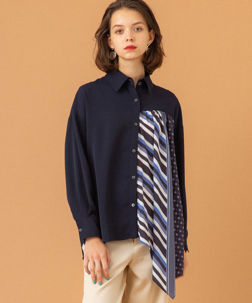 UNITED TOKYO（ユナイテッドトウキョウ）の「スカーフパターンヘムブラウス（シャツ/ブラウス・レディース・ネイビー/オレンジ・1）」の2枚目の写真
