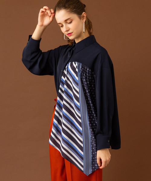 UNITED TOKYO（ユナイテッドトウキョウ）の「スカーフパターンヘムブラウス（シャツ/ブラウス・レディース・ネイビー/オレンジ・1）」の4枚目の写真