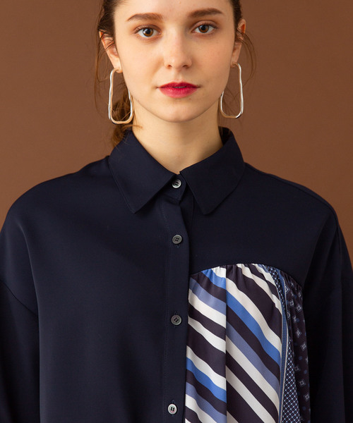 UNITED TOKYO（ユナイテッドトウキョウ）の「スカーフパターンヘムブラウス（シャツ/ブラウス・レディース・ネイビー/オレンジ・1）」の3枚目の写真