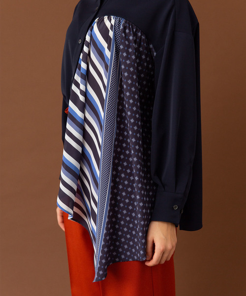 UNITED TOKYO（ユナイテッドトウキョウ）の「スカーフパターンヘムブラウス（シャツ/ブラウス・レディース・ネイビー/オレンジ・1）」の11枚目の写真