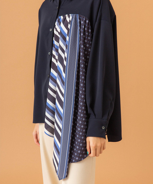 UNITED TOKYO（ユナイテッドトウキョウ）の「スカーフパターンヘムブラウス（シャツ/ブラウス・レディース・ネイビー/オレンジ・1）」の13枚目の写真