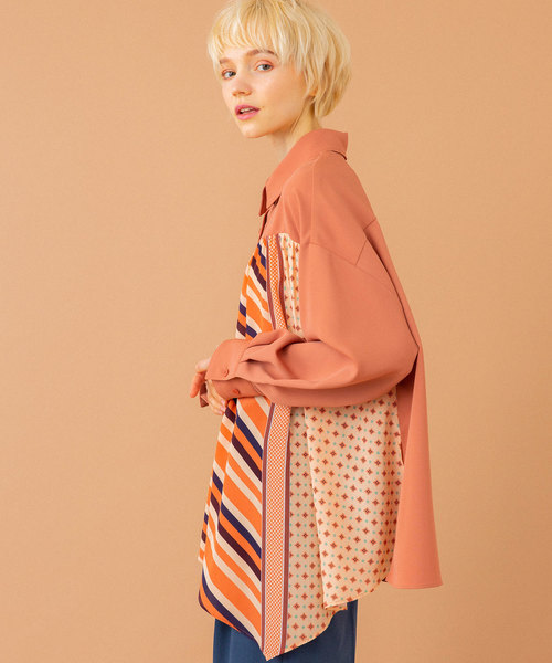 UNITED TOKYO（ユナイテッドトウキョウ）の「スカーフパターンヘムブラウス（シャツ/ブラウス・レディース・ネイビー/オレンジ・1）」の22枚目の写真