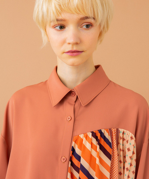 UNITED TOKYO（ユナイテッドトウキョウ）の「スカーフパターンヘムブラウス（シャツ/ブラウス・レディース・ネイビー/オレンジ・1）」の16枚目の写真