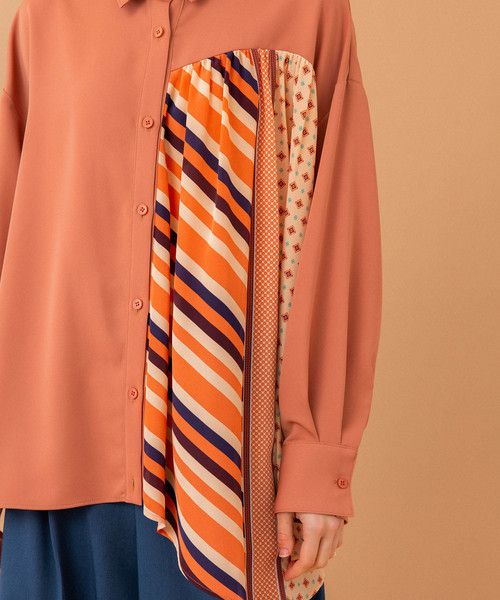 UNITED TOKYO（ユナイテッドトウキョウ）の「スカーフパターンヘムブラウス（シャツ/ブラウス・レディース・ネイビー/オレンジ・1）」の17枚目の写真