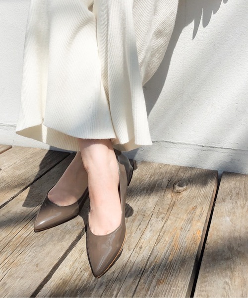 MAMIAN（マミアン）の「iCoN COLORS / ポインテッドトゥ エナメル フラットパンプス（パンプス・レディース・ブラック/アイボリー/ベージュ系その他/グレイッシュベージュ/ネイビー/ブラウン/ブラウン系その他/グレー系その他/コーラル/ミント/モカ/ダークネイビー/グレイッシュブルー・22.5cm/23.5cm/24.5cm/23.0cm/24.0cm/25.0cm）」の4枚目の写真