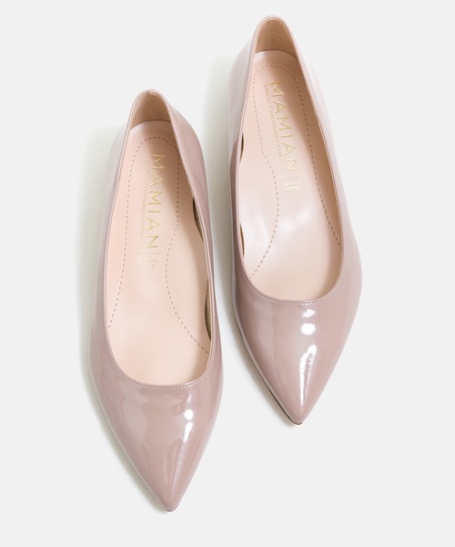 MAMIAN（マミアン）の「iCoN COLORS / ポインテッドトゥ エナメル フラットパンプス（パンプス・レディース・ブラック/アイボリー/ベージュ系その他/グレイッシュベージュ/ネイビー/ブラウン/ブラウン系その他/グレー系その他/コーラル/ミント/モカ/ダークネイビー/グレイッシュブルー・22.5cm/23.5cm/24.5cm/23.0cm/24.0cm/25.0cm）」の8枚目の写真