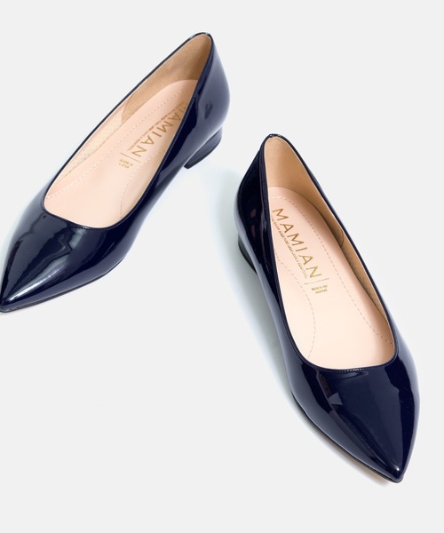 MAMIAN（マミアン）の「iCoN COLORS / ポインテッドトゥ エナメル フラットパンプス（パンプス・レディース・ブラック/アイボリー/ベージュ系その他/グレイッシュベージュ/ネイビー/ブラウン/ブラウン系その他/グレー系その他/コーラル/ミント/モカ/ダークネイビー/グレイッシュブルー・22.5cm/23.5cm/24.5cm/23.0cm/24.0cm/25.0cm）」の10枚目の写真