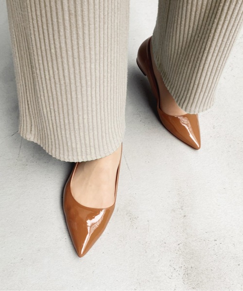 MAMIAN（マミアン）の「iCoN COLORS / ポインテッドトゥ エナメル フラットパンプス（パンプス・レディース・ブラック/アイボリー/ベージュ系その他/グレイッシュベージュ/ネイビー/ブラウン/ブラウン系その他/グレー系その他/コーラル/ミント/モカ/ダークネイビー/グレイッシュブルー・22.5cm/23.5cm/24.5cm/23.0cm/24.0cm/25.0cm）」の5枚目の写真