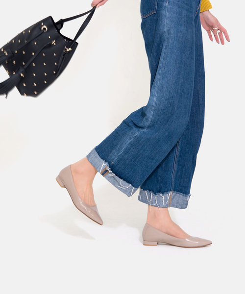 MAMIAN（マミアン）の「iCoN COLORS / ポインテッドトゥ エナメル フラットパンプス（パンプス・レディース・ブラック/アイボリー/ベージュ系その他/グレイッシュベージュ/ネイビー/ブラウン/ブラウン系その他/グレー系その他/コーラル/ミント/モカ/ダークネイビー/グレイッシュブルー・22.5cm/23.5cm/24.5cm/23.0cm/24.0cm/25.0cm）」の9枚目の写真