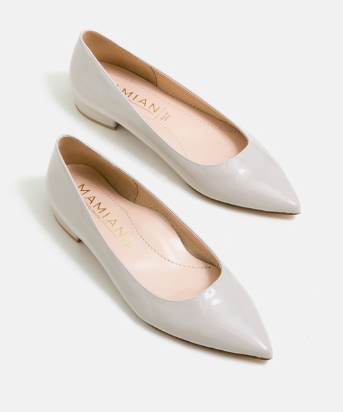 MAMIAN（マミアン）の「iCoN COLORS / ポインテッドトゥ エナメル フラットパンプス（パンプス・レディース・ブラック/アイボリー/ベージュ系その他/グレイッシュベージュ/ネイビー/ブラウン/ブラウン系その他/グレー系その他/コーラル/ミント/モカ/ダークネイビー/グレイッシュブルー・22.5cm/23.5cm/24.5cm/23.0cm/24.0cm/25.0cm）」の2枚目の写真