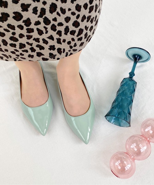 MAMIAN（マミアン）の「iCoN COLORS / ポインテッドトゥ エナメル フラットパンプス（パンプス・レディース・ブラック/アイボリー/ベージュ系その他/グレイッシュベージュ/ネイビー/ブラウン/ブラウン系その他/グレー系その他/コーラル/ミント/モカ/ダークネイビー/グレイッシュブルー・22.5cm/23.5cm/24.5cm/23.0cm/24.0cm/25.0cm）」の15枚目の写真