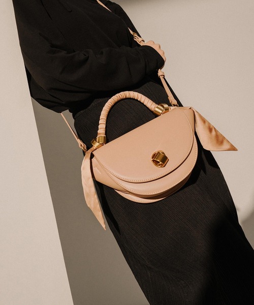 CHARLES & KEITH（チャールズ & キース）の「サテンプリーツド