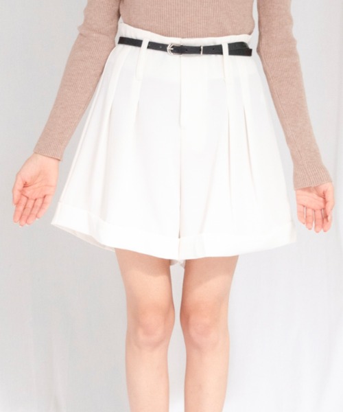 yuue' ( wear )(ユーイ)の「ナローベルト付きフレアショートパンツ(その他パンツ・レディース・ブラック/ホワイト・S/L/M)」の1枚目の写真