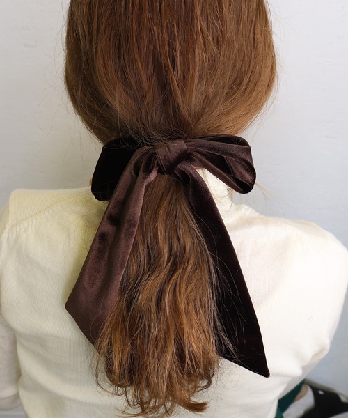 Monocoro toppi（モノコロトッピ）の「上品な光沢感。ベロアリボンボリュームヘアゴム（ヘアゴム・レディース・ブラック/ベージュ/テラコッタ/チャコール/ブラウン・フリー）」の3枚目の写真