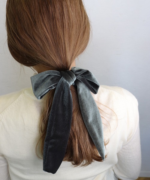 Monocoro toppi（モノコロトッピ）の「上品な光沢感。ベロアリボンボリュームヘアゴム（ヘアゴム・レディース・ブラック/ベージュ/テラコッタ/チャコール/ブラウン・フリー）」の2枚目の写真