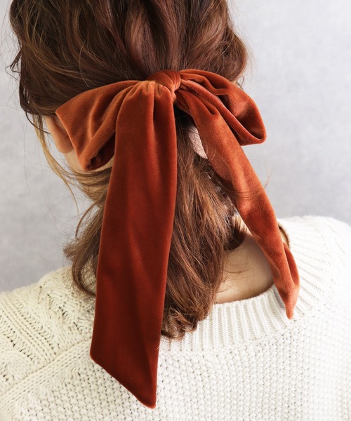 Monocoro toppi（モノコロトッピ）の「上品な光沢感。ベロアリボンボリュームヘアゴム（ヘアゴム・レディース・ブラック/ベージュ/テラコッタ/チャコール/ブラウン・フリー）」の4枚目の写真