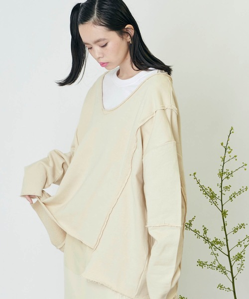 forksy.（フォルクシー）の「【forksy.】 オーバーサイズ カットオフスウェットVネックプルオーバー（スウェット・レディース・パープル/ダークグレー/ベージュ系その他/グリーン系その他・FREE）」の6枚目の写真