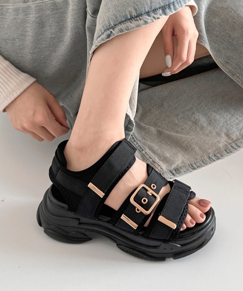 Shoes in Closet(シューズインクローゼット)の「軽量厚底ボリュームソール ベルクロ バックル スポーツサンダル 7486(サンダル・レディース・アイボリー/ベージュ/ブラック×ホワイト/ブラック×ブラック/ブラウン系その他/ライトベージュ/ピンクベージュ・M/LL/XS/S/L/3L)」の3枚目の写真