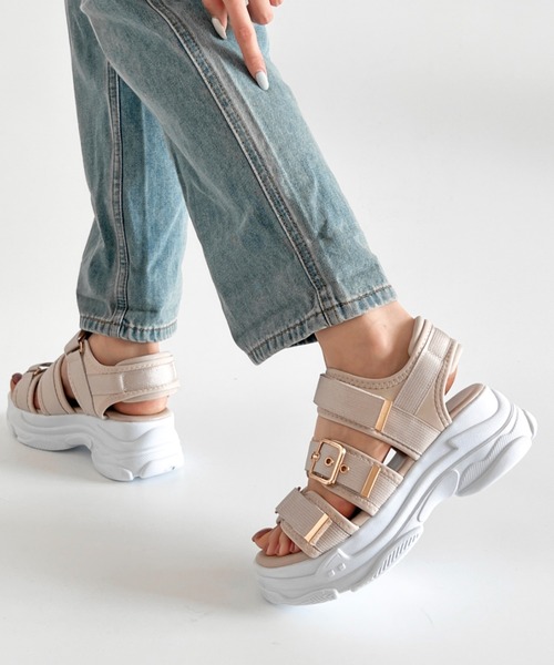 Shoes in Closet(シューズインクローゼット)の「軽量厚底ボリュームソール ベルクロ バックル スポーツサンダル 7486(サンダル・レディース・アイボリー/ベージュ/ブラック×ホワイト/ブラック×ブラック/ブラウン系その他/ライトベージュ/ピンクベージュ・M/LL/XS/S/L/3L)」の7枚目の写真