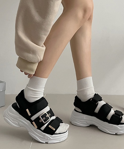 Shoes in Closet(シューズインクローゼット)の「軽量厚底ボリュームソール ベルクロ バックル スポーツサンダル 7486(サンダル・レディース・アイボリー/ベージュ/ブラック×ホワイト/ブラック×ブラック/ブラウン系その他/ライトベージュ/ピンクベージュ・M/LL/XS/S/L/3L)」の9枚目の写真